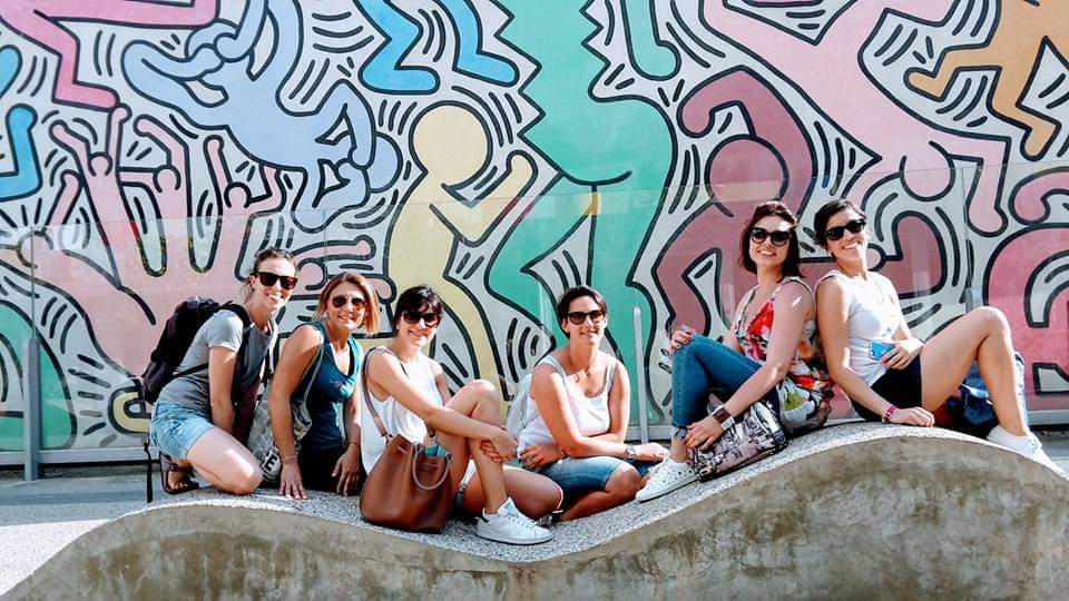 Foto del Murales di Keith Haring e del gruppo di amiche con cui ha viaggiato Rachele