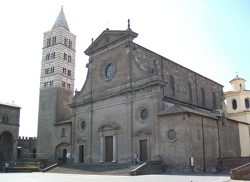 Duomo di Viterbo preceduto da una scalinata