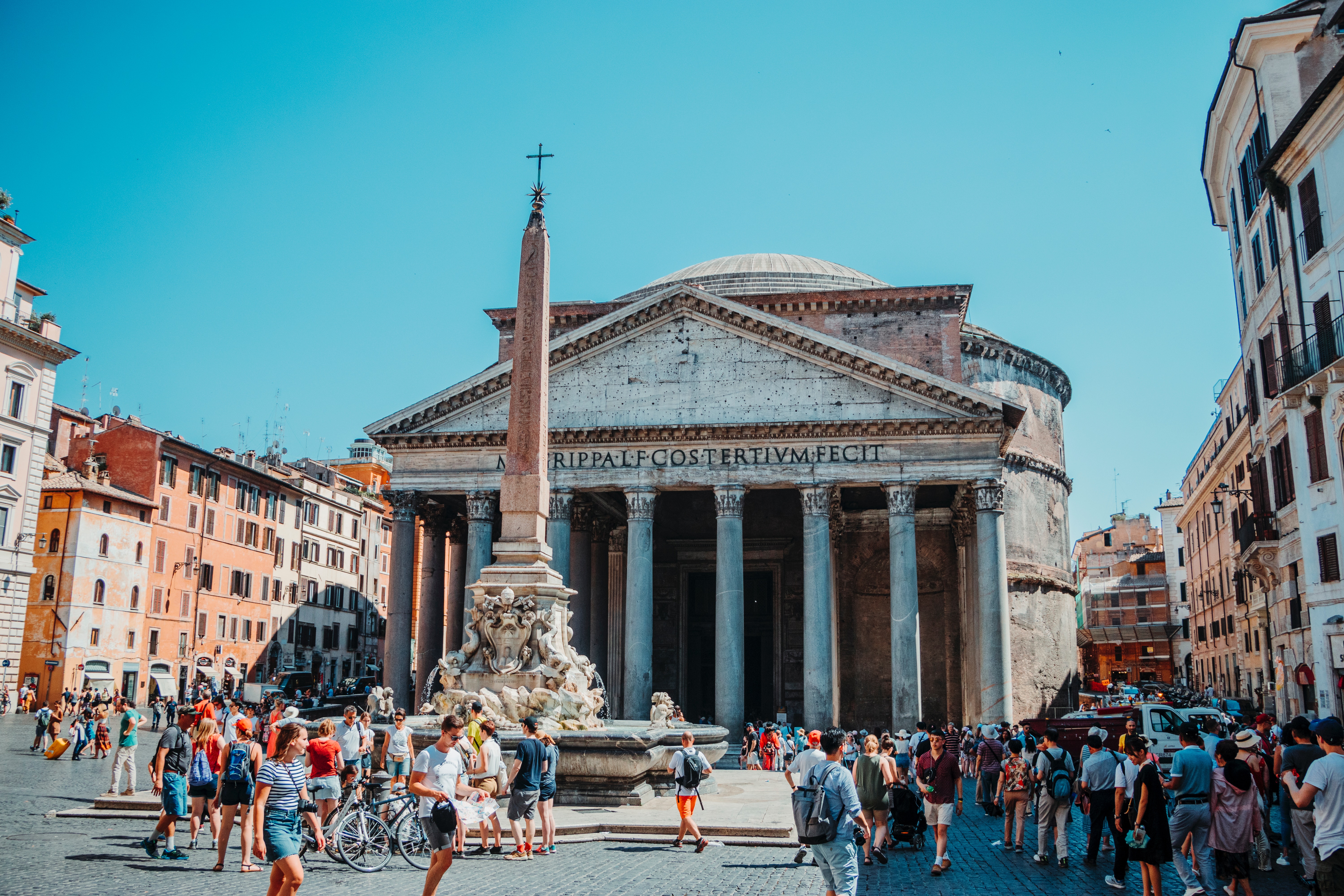 Foto del Pantheon e la sua piazza gremita di persone