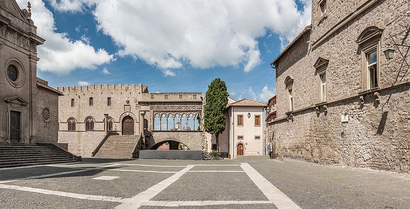 Grande piazza con palazzi medievali che la circondano