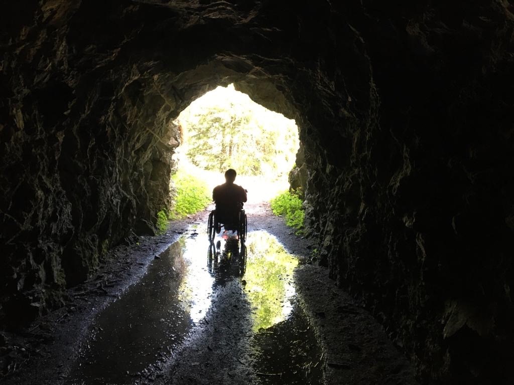 Persona in carrozzina all'interno di una grotta