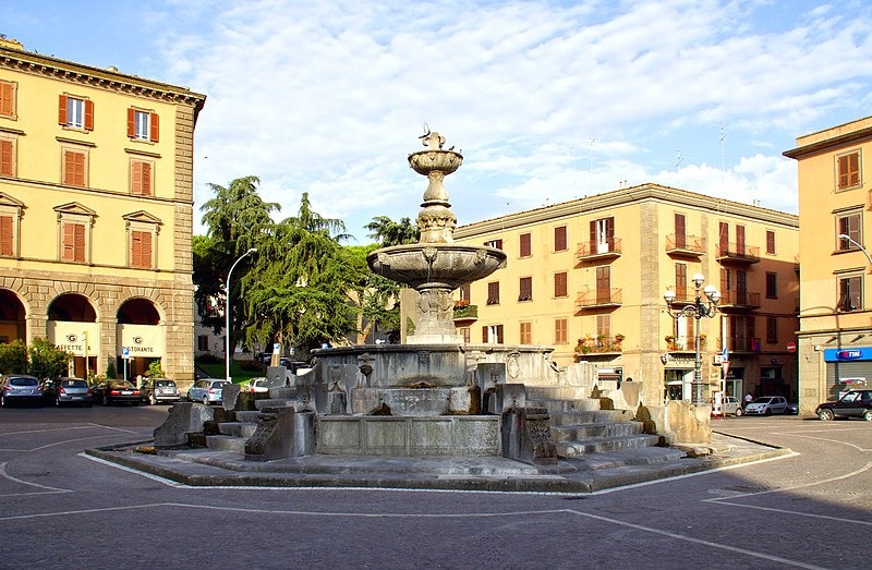 Piazza con al centro una  fontana medievale