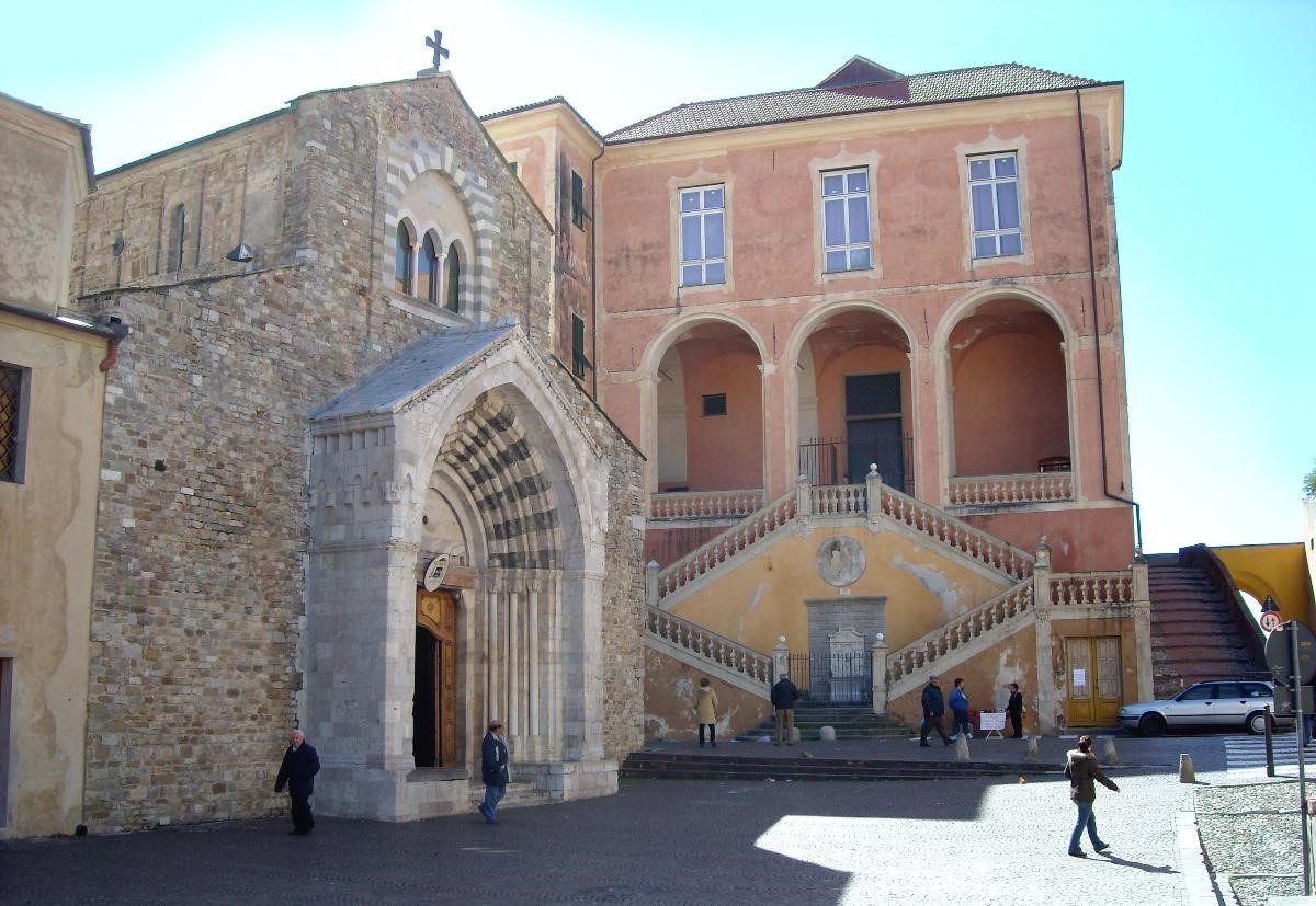 Ventimiglia piazza del duomo