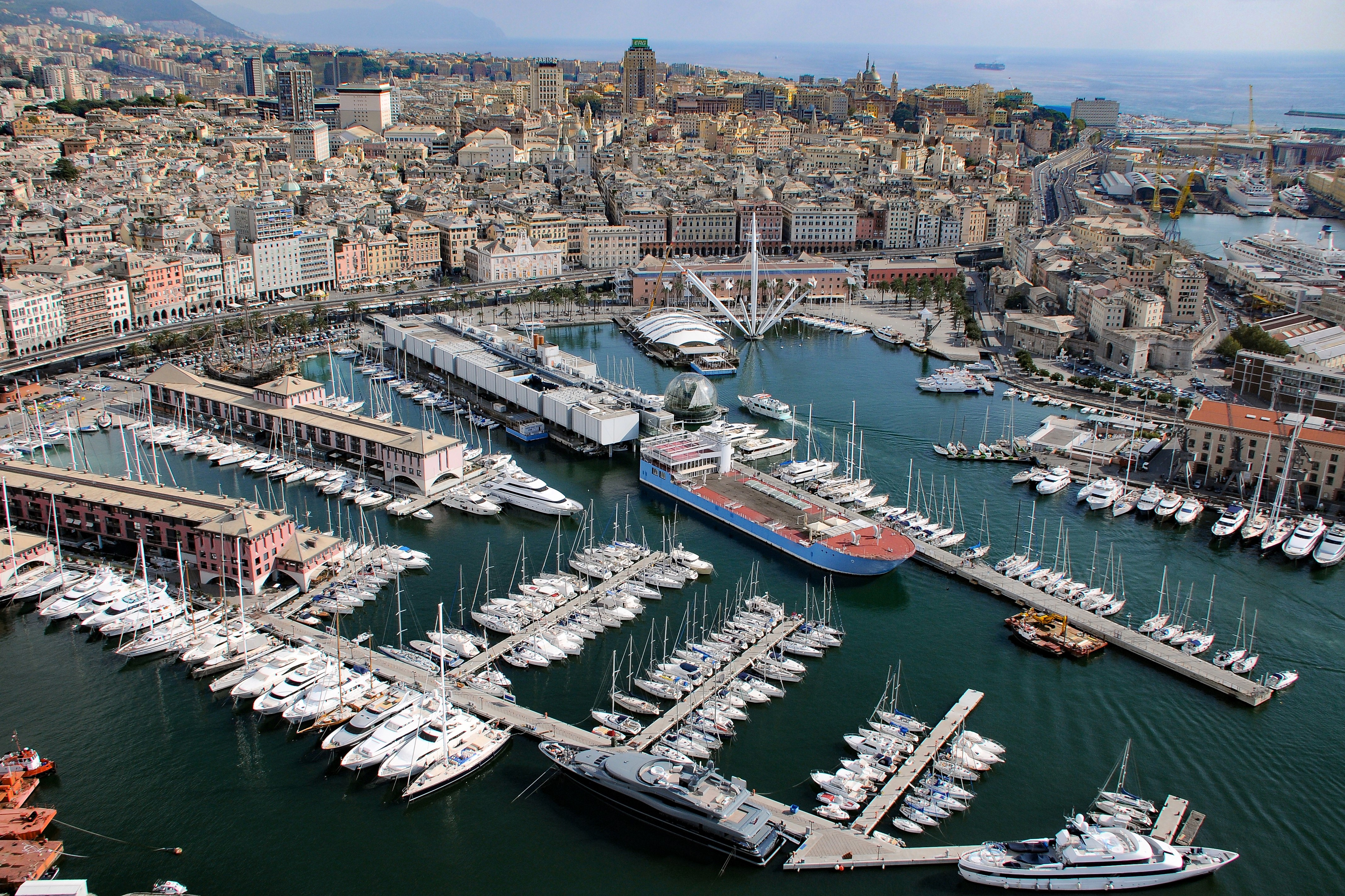 Una veduta aerea del porto antico di Genova